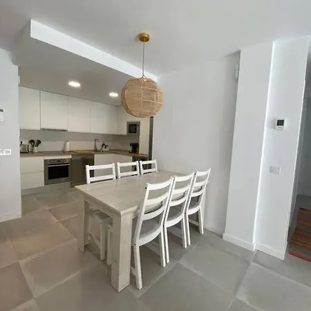 Stylish Seaside 3 Bed With Terrace + Sea View