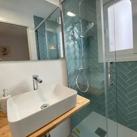 Stylish Seaside 3 Bed With Terrace + Sea View *