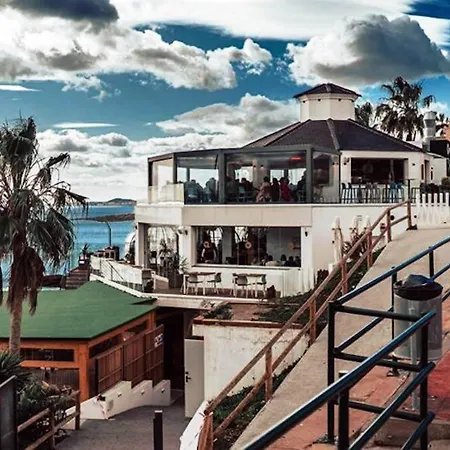 Stylish Seaside 3 Bed With Terrace + Sea View *